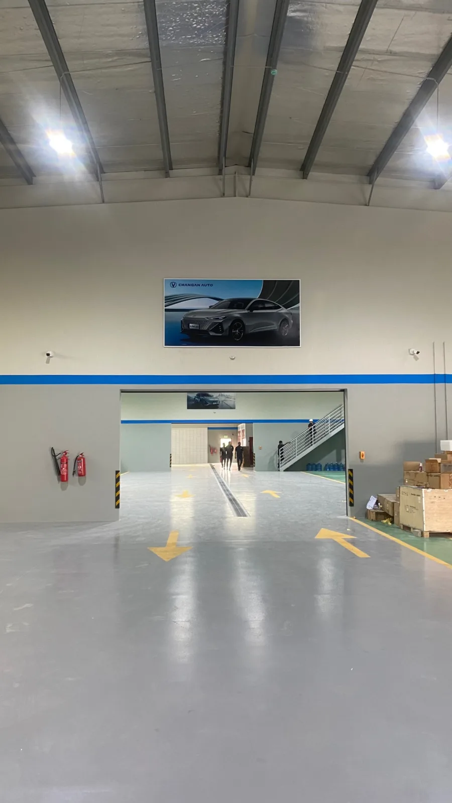 Workshop presentation with an automotive wall graphic.